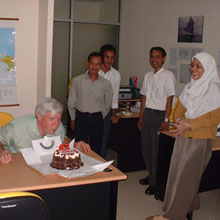 Bon Anniversaire, Jeff!  Avec l’Equipe de l’Etude de l’Indonésie sur la Peche Maritime 